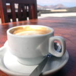 Cafe con leche kawa na Lanzarote, Lanzarote Prezewodnik